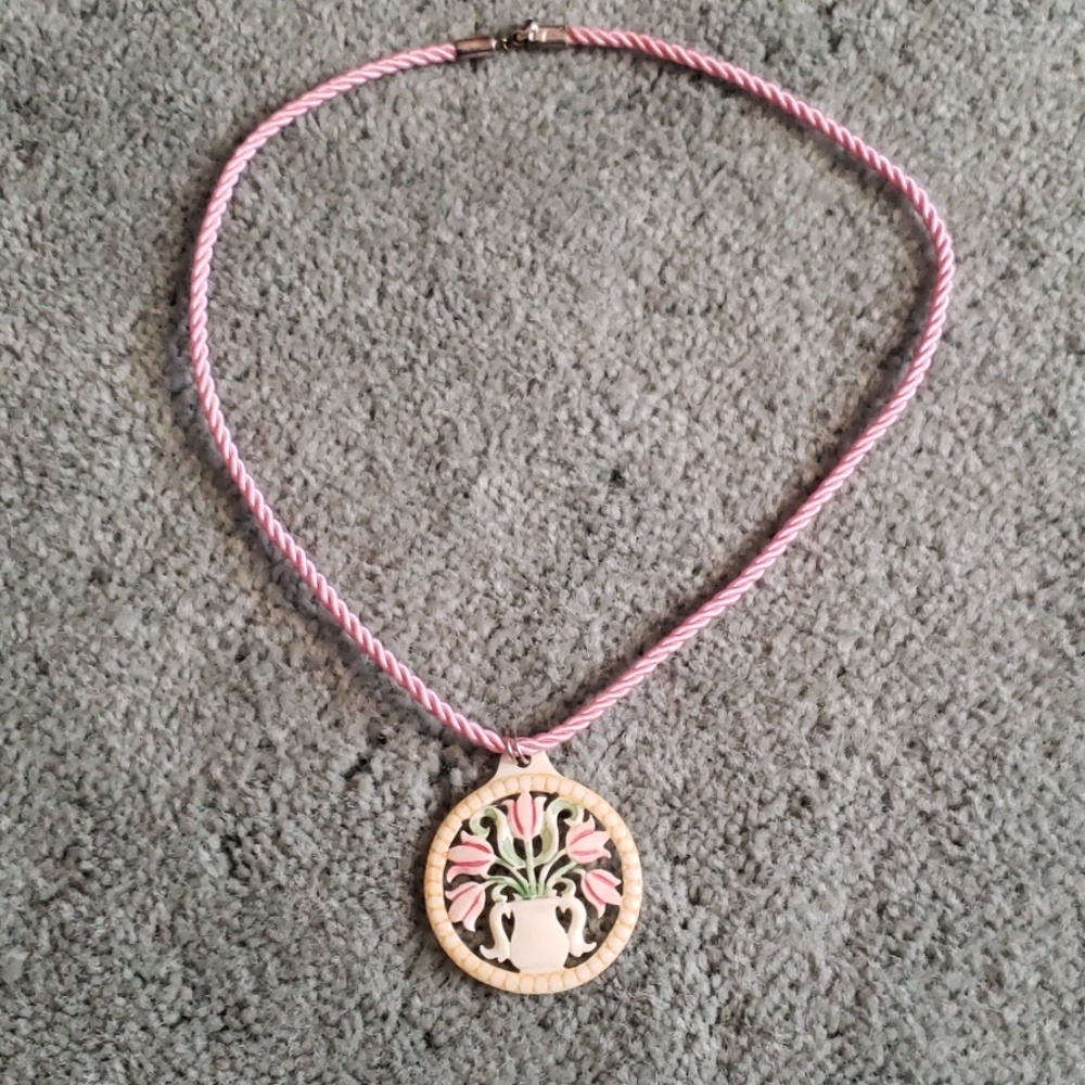EUC Vintage painted ivory necklace